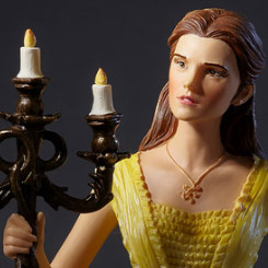 Deslumbrante figura de Bella de la línea Haute Couture Live Action de Walt Disney basada en la película La Bella y la Bestia (1991) interpretada por Emma Watson. 