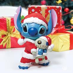 Descubre la magia de la Navidad de la mano de Santa Stitch en esta tierna figura inspirada en la película Lilo & Stitch del año 2002 de Walt Disney. Con una altura aproximada de 36 cm, esta figura es la combinación perfecta 