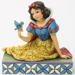 Tierna figura de Blancanieves con un pajarito basada en la película “Blancanieves y los 7 Enanitos” diseñada por el artista Jim Shore con aproximadamente unos 14 cm., de altura