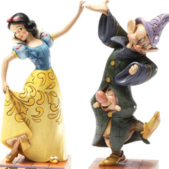 Divertida figura de Blancanieves bailando con Mudito y Mocoso realizada por Jim Shore para Disney.