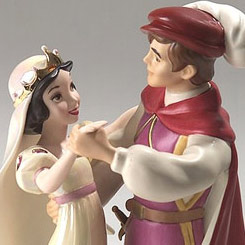 Deslumbrante figura Edición Limitada de Blancanieves y el Príncipe Bailando, esta figura está basada en la película de “Blancanieves y los 7 Enanitos”.