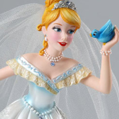 Preciosa figura de Cenicienta de la línea Haute Couture con el vestido de novia  de Walt Disney basada en el clásico de 1950 La Cenicienta. En esta impresionante figura de Alta Costura.