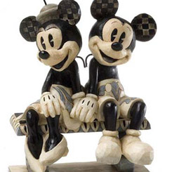 Disfruta de esta escena romántica protagonizada por Mickey Mouse y Minnie Mouse titulada “Cita de Mickey y Minnie Mouse”, figura con unos 15,5 cm.