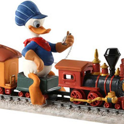 Figura de Donald subido en una réplica de un Tren y vestido de ingeniero comprobando que llega a tiempo a la estación.