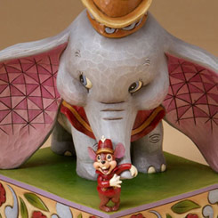 Para conmemorar el 70th aniversario del Clásico de Disney Dumbo, Jim Shore ha elaborado esta figura de Dumbo y su mejor amigo el ratón Thimothy.