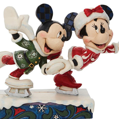 Preciosa figura de Mickey y Minnie patinando en Navidad, el artista Jim Shore ha elaborado esta figura de Navidad con unos 12,5 cm., de altura en donde se ha mezclado la magia de las figuras de Walt Disney