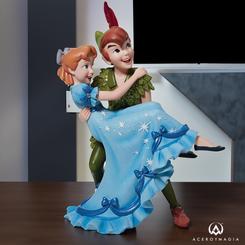 Embárcate en un viaje a Nunca Jamás con la preciosa figura de Peter Pan y Wendy, inspirada en el clásico de Disney. Esta figura Showcase es un tributo a la magia de la amistad y la aventura, donde cada detalle cuenta 