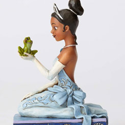 Figura de la Princesa Tiana con el Sapo del clásico Disney “Tiana y el Sapo” elaborada por el artista Jim Shore. Con esta figura de cerca de 14,5 cm., de altura.