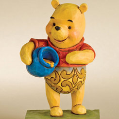 Tierna figura de Winnie The Pooh con cerca de 11,5 cm., de altura se ha mezclado la magia de las figuras de Walt Disney con el arte Heartwood Creek.