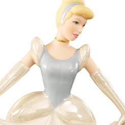 Figura realizada en porcelana de la Cenicienta. Medidas 13,40 cm de altura. Terminada en oro de 24k. 