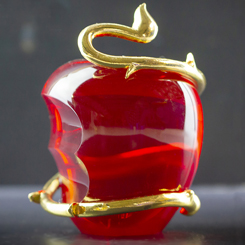 ¡Esta manzana mordida de cristal, recién sacada del caldero de la reina, tiene un atractivo casi sobrenatural! Inspirado en Blancanieves y los siete enanitos, reproduce con gran detalle la famosa manzana envenenada. 