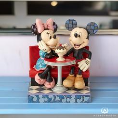 Romántica figura de Mickey Mouse y Minnie Mouse tomando un batido. Con esta figura de cerca de 14 cm., de altura se ha mezclado la magia de las figuras de Walt Disney con el arte Heartwood Creek 