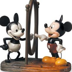 Figura realizada en porcelana de Mickey Mouse. Es una comparación del Mickey de los años 60... 