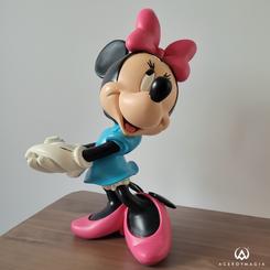 Una encantadora figura de Minnie Mouse se presenta con gracia y elegancia. Hecha en resina (Polyresin) y meticulosamente pintada a mano, esta figura captura la esencia juguetona y encantadora