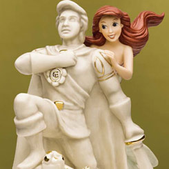 Preciosa figura de Ariel y Eric, realizada en porcelana, incluye certificado. Terminada en oro de 24k. 