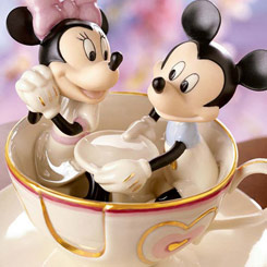 Replica de las tazas de Disneyland con Mickey y Minnie. Realizada en porcelana. Incluye certificado. Terminada en oro de 24k.