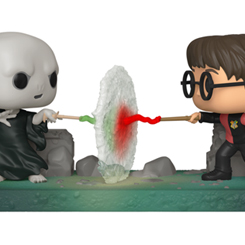 Figura de Harry Potter vs Voldemort con la capa de invisibilidad realizada en vinilo perteneciente a la línea Pop! de Funko. La figura tiene una altura aproximada de 9 cm., y está basada en la saga de películas de Harry Potter. 