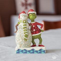 Celebra la magia de la Navidad con la encantadora figura del Grinch acompañado de un muñeco de nieve, inspirada en los clásicos cómics de Dr. Seuss "How the Grinch Stole Christmas". 