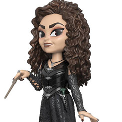 Figura de Bellatrix Lestrange realizada en vinilo perteneciente a la línea Rock Candy de Funko. La figura tiene una altura aproximada de 13 cm., y está basada en la popular saga de Harry Potter.