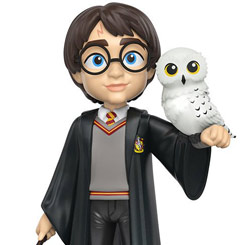 Figura de Harry Potter realizada en vinilo perteneciente a la línea Rock Candy de Funko. La figura tiene una altura aproximada de 13 cm., y está basada en la popular saga de Harry Potter.