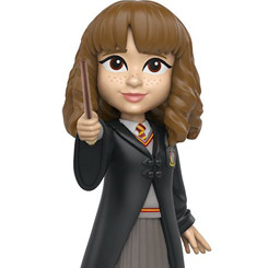 Figura de Hermione Granger realizada en vinilo perteneciente a la línea Rock Candy de Funko. La figura tiene una altura aproximada de 13 cm., y está basada en la popular saga de Harry Potter. 