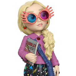 Figura de Luna Lovegood  realizada en vinilo perteneciente a la línea Rock Candy de Funko. La figura tiene una altura aproximada de 13 cm., y está basada en la popular saga de Harry Potter. 