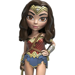 Figura de Wonder Woman realizada en vinilo perteneciente a la línea Rock Candy de Funko. La figura tiene una altura aproximada de 13 cm., y está basada en la popular película de DC Comics Wonder Woman.