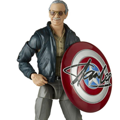 De la serie "Marvel Legends" viene esta figura inspirada en el cameo de Stan Lee como un jugador de ajedrez escéptico en Marvel's The Avengers, esta figura de acción está totalmente articulada