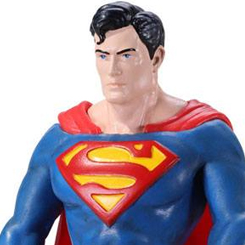 Figura articulada de Superman basado en el popular personaje de DC Comics. Puedes mover tus brazos y piernas. Mide aproximadamente 19 cm. El regalo perfecto para fans de DC Comics