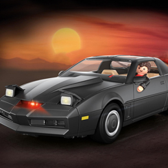 K.I.T.T. - el emblemático vehículo de la clásica serie de los 80, con funciones electrónicas y un interior muy detallado. Toca el capó para escuchar las voces originales de K.I.T.T.