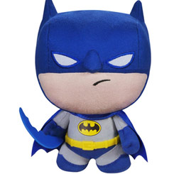 Peluche oficial de Batman basado en el Universo de DC Comics. Ahora puedes disfrutar con este divertido peluche oficial de Batman con una altura aproximada de 15 cm.