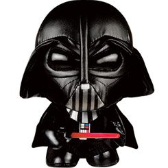 Peluche oficial de Darth Vader basado en la saga Star Wars de George Lucas. Ahora puedes disfrutar con este divertido peluche oficial de Darth Vader con una altura aproximada de 14 cm. 