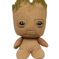 Peluche oficial del peculiar Groot basado en la película de Guardianes de la Galaxia. Ahora puedes disfrutar con este divertido personaje del Universo Marvel con una altura aproximada de 15 cm.