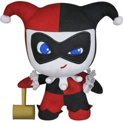 Peluche oficial de Harley Quinn basado en el Universo de DC Comics. Ahora puedes disfrutar con este divertido peluche oficial de Harley Quinn con una altura aproximada de 15 cm.