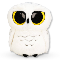 Elegantemente posado y siempre listo, nuestro peluche Hedwig Qreatures™ es un complemento esencial para cualquier colección de Potterhead. Hedwig, la lechuza blanca