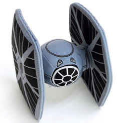 Peluche oficial del famoso TIE Fighter basado en la saga Star Wars de George Lucas. Ahora puedes disfrutar con este divertido peluche en forma del TIE Fighter pilotado por Darth Vader.