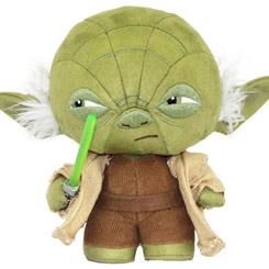 Peluche oficial del maestro Jedi Yoda basado en la saga Star Wars de George Lucas. Ahora puedes disfrutar con este divertido peluche oficial de Yoda con una altura aproximada de 15 cm.