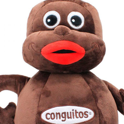 Peluche Somos los Conguitos, y estamos requetebién, vestidos de chocolate, con cuerpo de cacahué. Disfruta de estos cacahuetes tostados recubiertos de delicioso chocolate