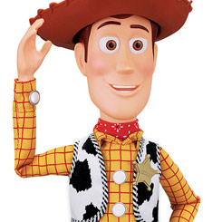 ¿Qué hay, amigo? Añade al leal vaquero a tu caja de juguetes con esta figura de acción de Woody con voz. Con su clásico traje de vaquero y un sombrero extraíble, coloca a Woody junto a los demás personajes para activar las frases.