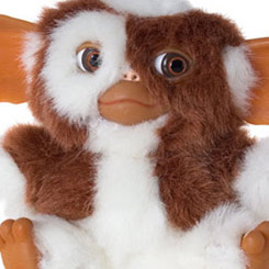 Peluche oficial de Gizmo (Gremlins) Unos 20 cm de ancho y 15 de alto. Orejas, boca, pies y manos realizados en vinilo. 