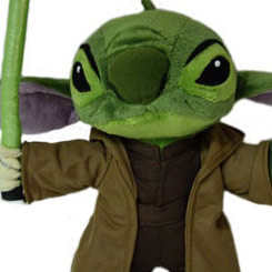 Peluche oficial de Stitch disfrazado del Maestro Jedi Yoda basado en la mítica saga de Star Wars (La Guerra de las Galaxias).