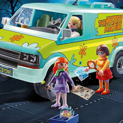 Set La Máquina del Misterio basado en la saga de Scooby-Doo! Es emocionante cuando Scooby-doo y su equipo de misterio están de nuevo tras la pista de fenómenos sobrenaturales, porque Vilma, Fred y Daphne