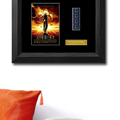 Cuadro con el  posters de Riddick con un negativo original de la película.  Incluye certificado. Edición Limitada a 1000 unidades.