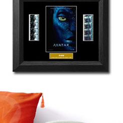 No dejes escapar este fabuloso cuadro con el poster de “Avatar” de James Cameron, este Filmcell es el número 1 de 1000, con dos negativos originales de la película.