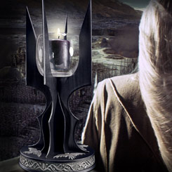 Detallado candelabro en forma de la empuñadura del bastón de Saruman visto en la saga de El Señor de los Anillos.
