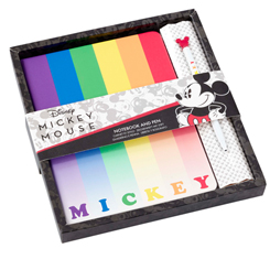 Set compuesto por un diario y un bolígrafo de Mickey Mouse Rainbow. Da un toque de orgullo a tus artículos de papelería con este set de diario y bolígrafo de arcoíris de Mickey Mouse.