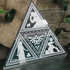 Decora tu rincón favorito con este precioso espejo Tri-Force basado en el videojuego Ocarina Of Time. Este espectacular espejo de The Legend of Zelda tiene una longitud aproximada de 42 cm.