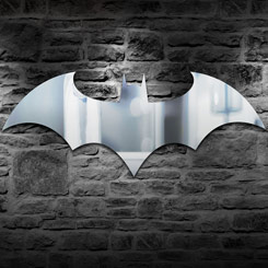 Decora tu rincón favorito con este precioso espejo con la forma del logo de Batman basado en el popular personaje de DC Comics. Este espectacular espejo del hombre murciélago tiene unas dimensiones aproximadas de 70 x 33 cm