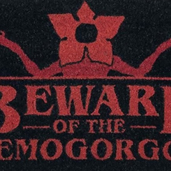 Precioso felpudo Beware of the Demogorgon basado en la serie de Stranger Things, ideal como felpudo de bienvenida. Medidas aproximadas de 40 cm. x 60 cm.,  realizado en fibra de coco. 