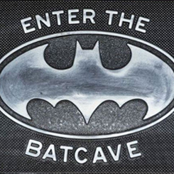 Original felpudo con el logo de Batcave, basada en la mítica saga de comics y películas de DC Comics, ahora puedes decorar la entrada de tu casa con el logo de la batcueva del hombre murciélago. 